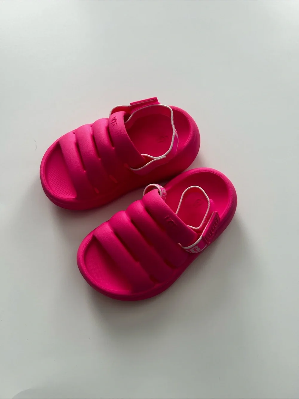 UGG hot by